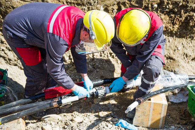 Erdkabel-Reparatur unter erschwerten Bedingungen: Wegen der Corona-Krise müssen auch Netztechniker und Monteure sich selbst und andere besonders schützen.