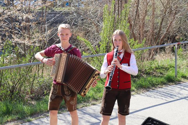 Am Palmsonntag spielten die Geschwister Felix und Sophie auf.