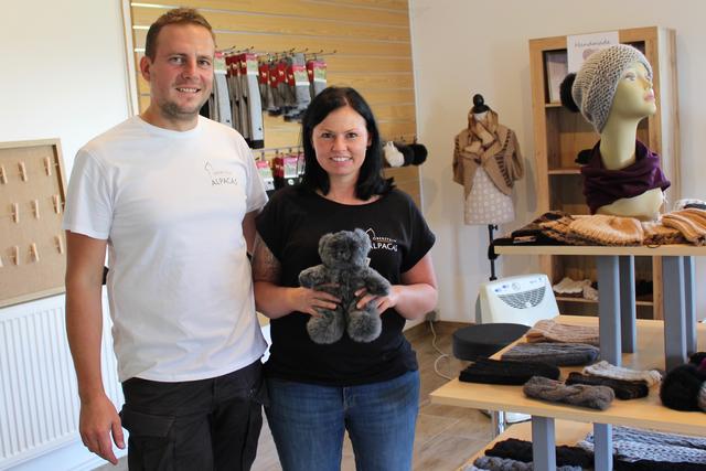 Flauschige Geschenke: Auch die "Oberstein Alpacas" aus St.Thomas bieten nun Gutscheine an – am Foto Madlene Froschauer und Christoph Nenning im Hofladen.