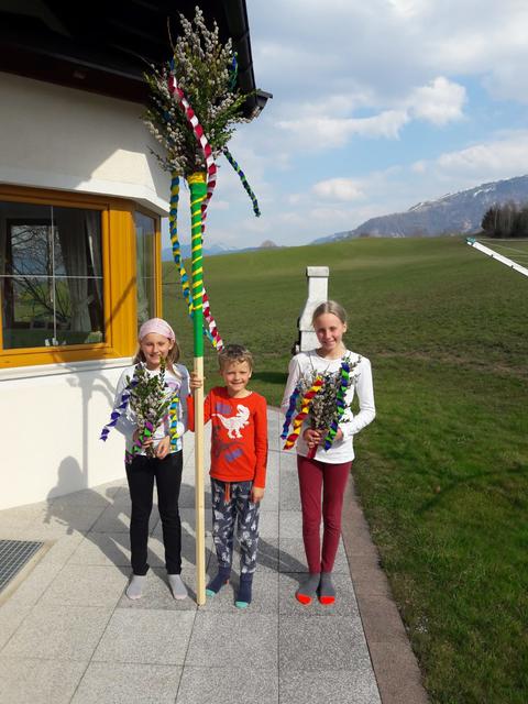 Julia, Simon und Anna-Lena Bamberger (v. li.) aus Kössen ließen den Brauch der Palmbuschen bzw. -stangen nicht abkommen und präsentierten sie am Palmsonntag stolz ihren Eltern.