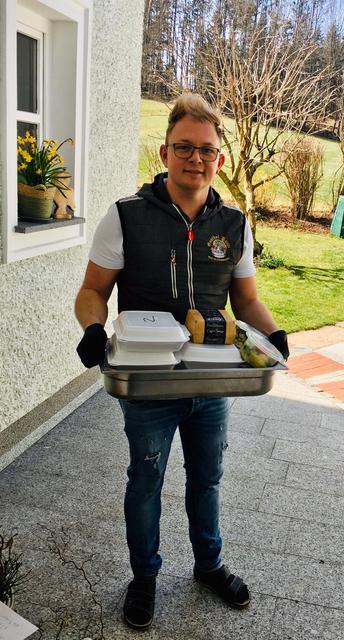 Daniel Bauer liefert trotz Lockerung auch weiterhin Essen aus.