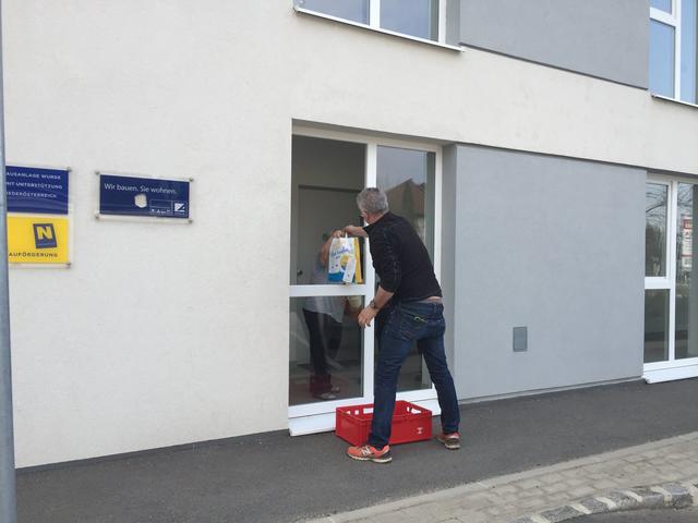 Übergabe eines Einkaufspaketes an eine Bürgerin in Wullersdorf.