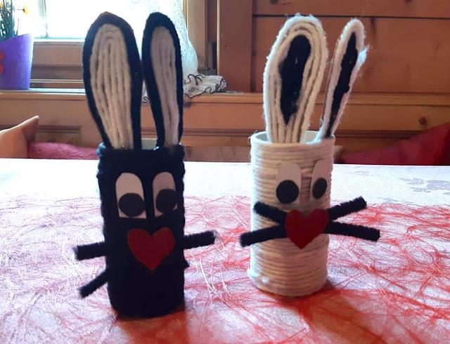 Osterhasen aus WC-Papier, gebastelt von den Klienten der Lebenshilfe St. Johann | Foto: Lebenshilfe