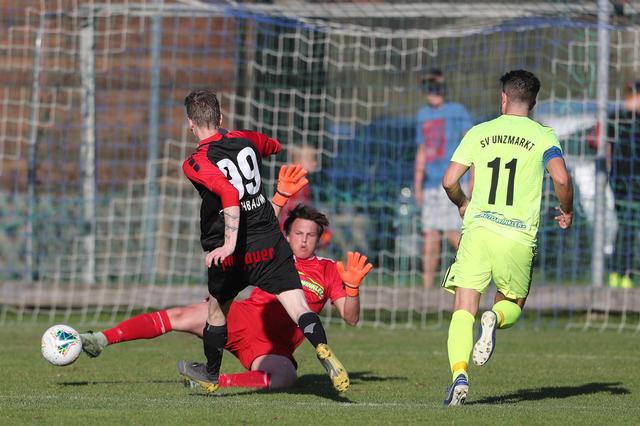 Auf solche Torraumszenen - wie hier beim Derby St. Lorenzen vs. Unzmarkt - werden die Fans im Murtal länger warten müssen. | Foto: ripu