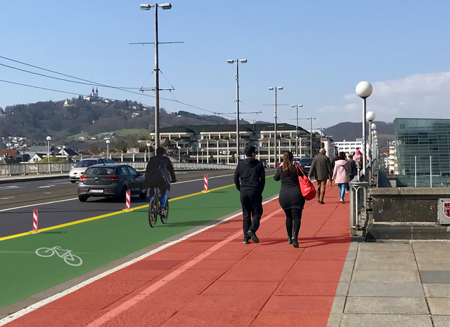 Die grüne Idee: Ein Fahrstreifen weniger für Autos, dafür mehr Platz für Fahrräder und Fußgeher.