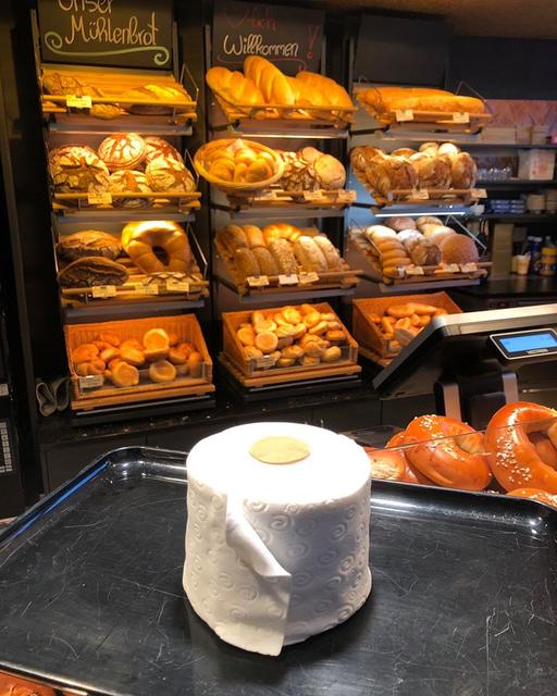 Kreativ durch die Corona Krise: Ab 14 Euro ist die süße Rolle Klopapier in der Bäckerei Birchbauer in Fürstenfeld erhältlich. | Foto: Bäckerei Birchbauer