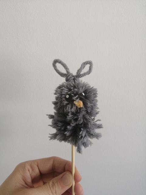 Ein kuscheliger Pompom-Osterhase macht sich gut als Dekoration. | Foto: Wiki