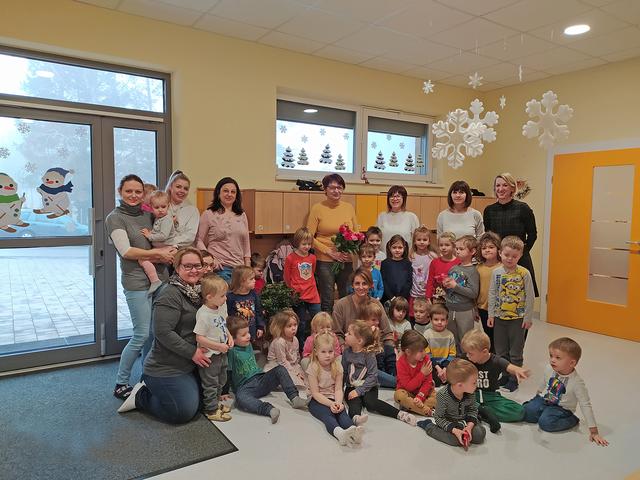 Bereits im Jänner nahm die langjährige Kindergartenleiterin Christa Muth (Mitte) Abschied von den Kindern und ihren Kolleginnen.