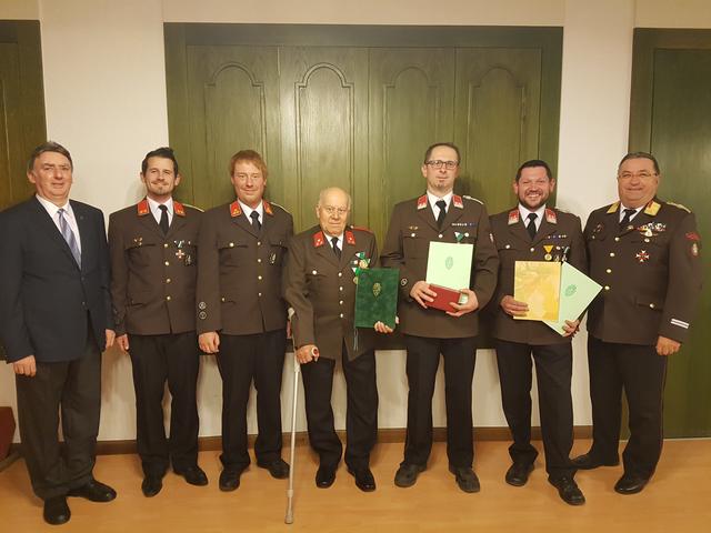Die geehrten Mitglieder der Feuerwehr Schölbing, an der Spitze HFM Johann Reisinger sen., im Kreis der Gratulanten.