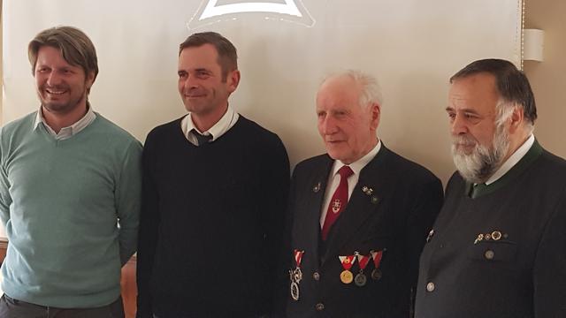 v.l. Die Geschichtsforscher Ing. Klaus Stötter und Mag. Rainer Eilmsteiner, Kameradschaftsbund Obmann Hubert Pichler, Landesobmann Johann Puchner.