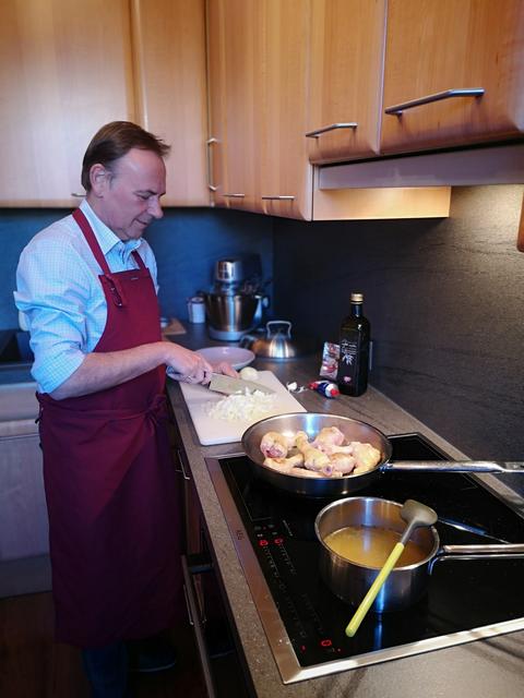 Bezirksvorsteher Gerald Bischof (SPÖ) bereitet gerade ein Paprika-Henderl zu.