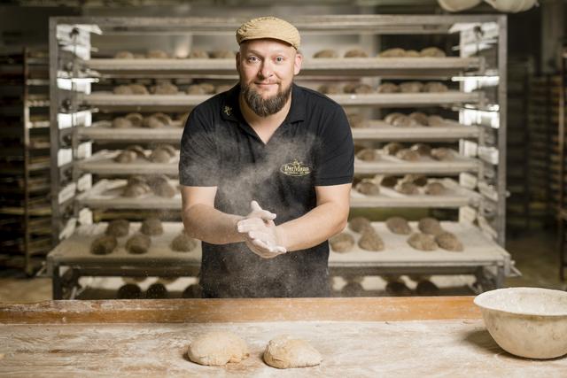 Von etwa 5 bis 14 Uhr bin steht Michael Mann der Bäckerei-Zentrale in Liesing seinen "Mann"