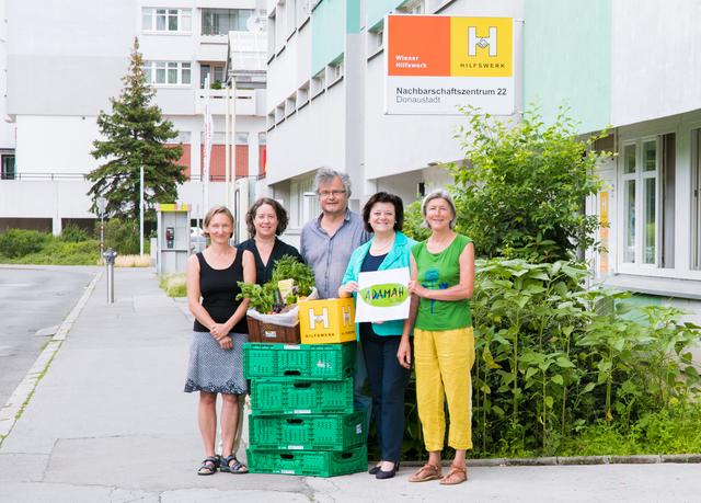 Sigrid Karpf (2.v.l.) leitet das Nachbarschaftszentrum am Rennbahnweg und koordiniert während der Krise Hilfsdienste für Menschen in der Donaustadt.