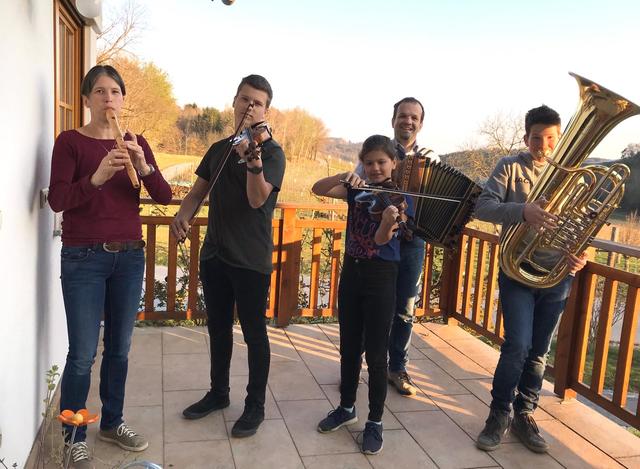Die Familienmusik Leitner in Ilz bringt die Region zum Klingen: Mama Andrea, Papa Gerhard, Clara und Simon an der Violine und Thomas an der Tuba auf ihrer Terrasse.