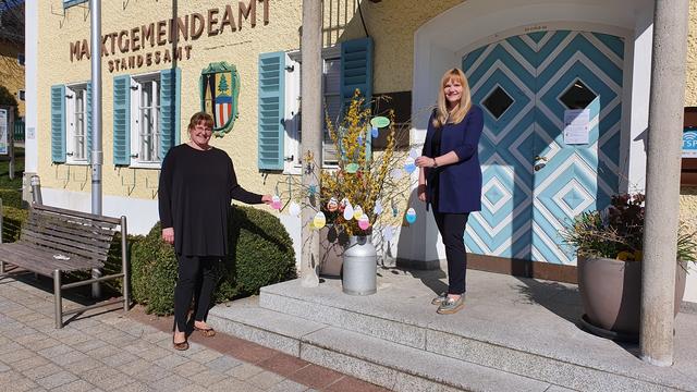 Sabine Brunner, Leiterin des Sozialamtes, mit Bürgermeisterin Elisabeth Feichtinger.