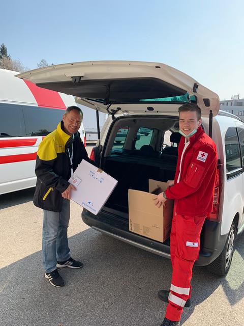 Gemeinsam mit einem Rotekreuz-Mitarbeiter belädt Fahrtechnik-Instruktor Thomas Preining sein Fahrzeug.