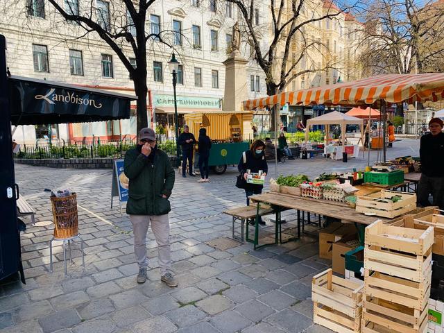 Regional einkaufen geht auch in Zeiten von Corona: Der Markt vor der Pfarre Rossau hat weiterhin geöffnet.  | Foto: WHK