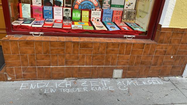 Die Buchhandlung in der Stuwerstraße 42 versorgt Leopoldstädter – trotz geschlossener Türen – mit ausreichend Lesestoff.