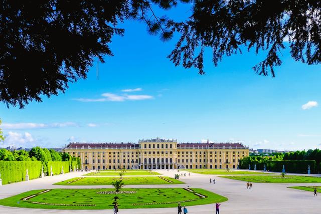 Auch Rudolfsheims Bezirksvorsteher Gerhard Zatlokal (SPÖ) fordert die Öffnung der Bundesgärten - wie etwa des Schönbrunner Schlossparks.