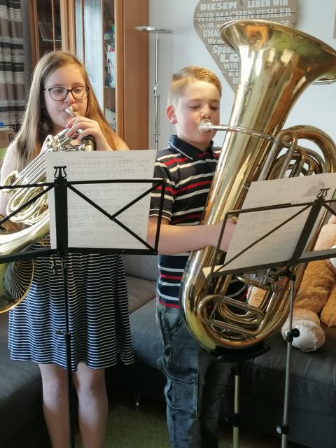 Zeigen an der Tuba und am Horn was sie drauf haben: Lena und Julian Purkart aus Bad Blumau.