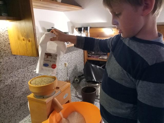 Paul hilft beim Kochen, bei Forstarbeiten oder beim Tiere füttern. Auf dem großen Biohof in Hörezed gibt's immer etwas zu tun.