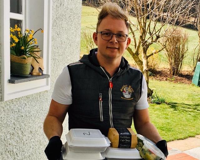 Daniel Bauer liefert trotz Lockerung auch weiterhin Essen aus.