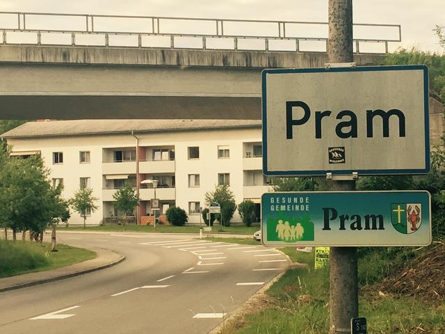 In einer Firma in Pram brach ein Brand im Bereich einer Späneheizung aus.