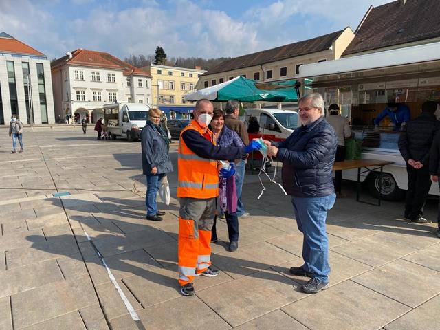 Kunden wurden mit Schutzmasken versorgt.