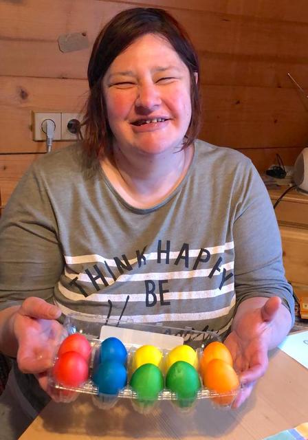 Sabine Ehrensberger aus Hopfgarten, Klientin der Lebenshilfe St. Johann, färbte gemeinsam mit Mitarbeiterin Denise Schwentner bunte Ostereier.