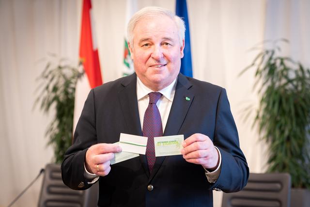 Steirer halten in der Krise zusammen: Die steirische ÖVP mit LH Hermann Schützenhhöfer an der Spitze hat als Symbol dafür die Initiative "Steirerband" gestartet.