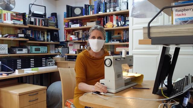 Claudia Brunner näht selbst Schutzmasken für ihre Mitarbeiter bei Pegasus Systems