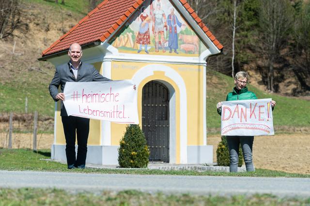 Bauernkammerobmann Christian Polz und Bezirksbäuerin Angelika Wechtitsch sagen "Danke".
