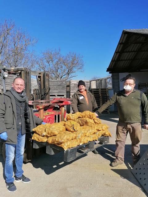 Kaisersdorfs Bürgermeister Horst Egresich, Gemeindebediensteter Michael Reitter und Kartoffelproduzent Josef Dorner