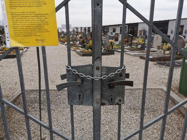 Mit einer Kette ist der Zugang zum Astener Friedhof versperrt.