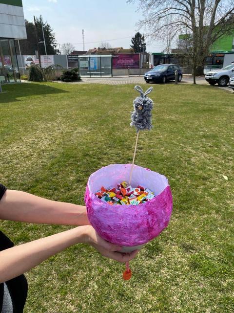 Oster-Pinata, Salzteig-Eier und Pompon-Osterhasen können ganz einfach nachgebastelt werden.