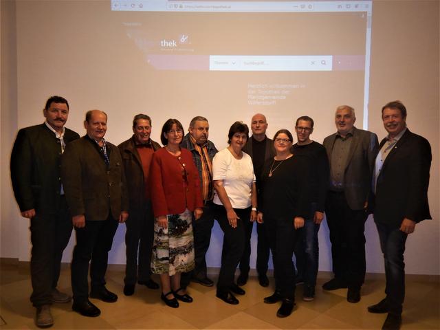 Die Topothekare GR Josef Kohzina, Vizebürgermeister Gerhard Strasser, Michael Vock, Herta Huber, Georg Lachmayer, Sabine Berthold, Mag. Alexander Schatek, Martina Sock-Kurek, gf.GR Florian Huysza, Ing. Hermann Geyer, Bürgermeister Josef Tatzber.