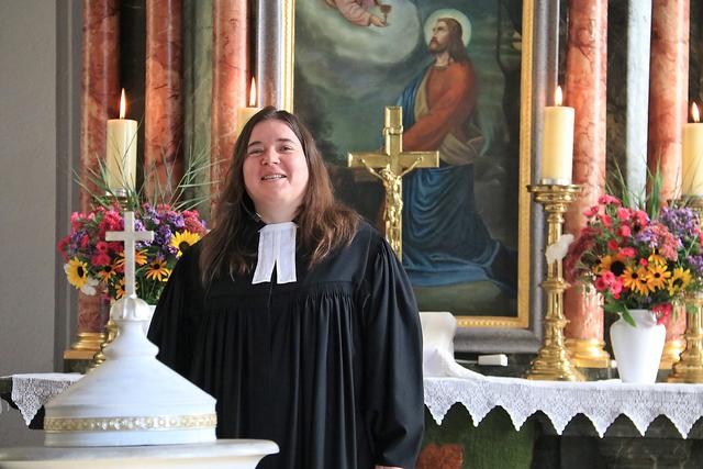 Die evangelische Pfarrerin Virág Magyar aus Neuhaus am Klausenbach ist auch in der Corona-Krise für alle Gläubigen da.