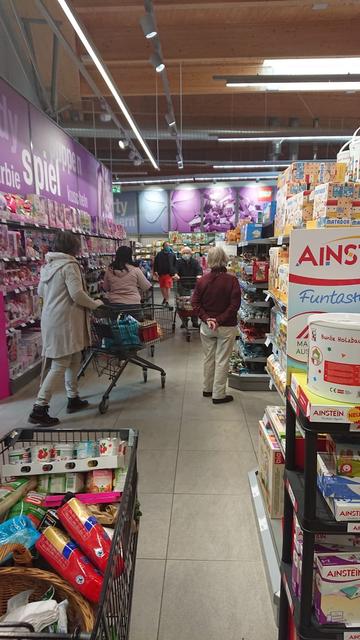 In allen Märkten dürfen momentan laut Verordnung nur Lebensmittel verkauft werden.
