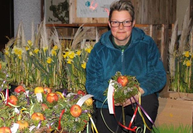 Silvia Moosbrugger von der "Pusteblume" mit den Palmbuschen.