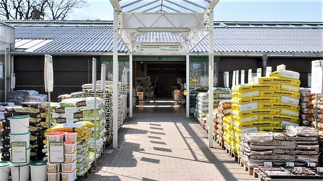 Volle Regale, keine Kunden bei den Gärtnereien. Supermarktketten dürfen hingegen Pflanzenerde & Co verkaufen.