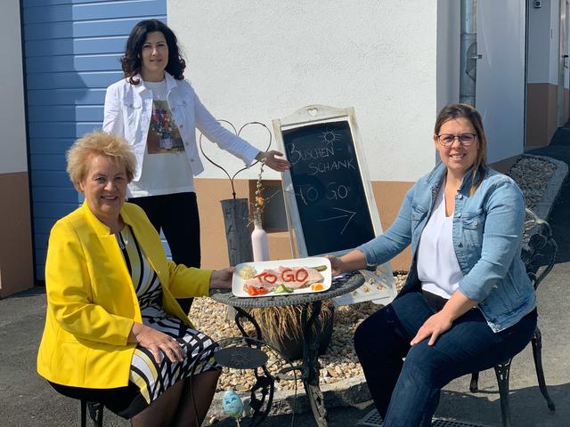 Landtagspräsidentin Verena Dunst besuchte den "Buschenschank To-Go" von Familie Stubits in Harmisch: Verena Dunst, Gemeinderätin Isabell Novosel und Kathrin Stubits
