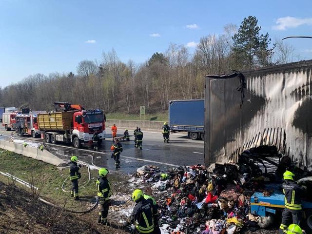 ... oder Einsatz auf der Autobahn: Die Feuerwehren sind trotz Corona-Maßnahmen "rund um die Uhr" einsatzbereit.