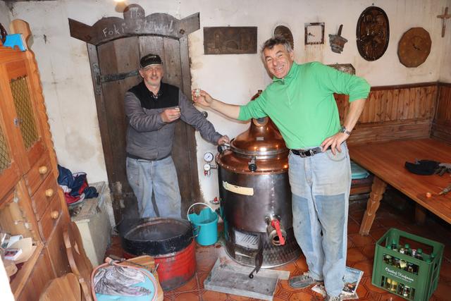 Prost - Helmut Moser und Robert Wild stellten köstlichen Marillenschnaps her.