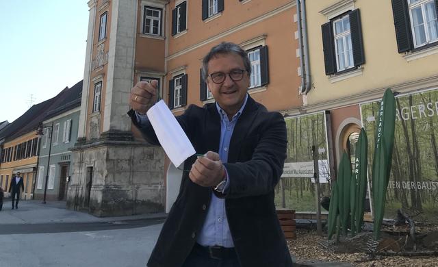 Murecks Bürgermeister Anton Vukan mit einer der Schutzmasken, die nun verteilt werden.