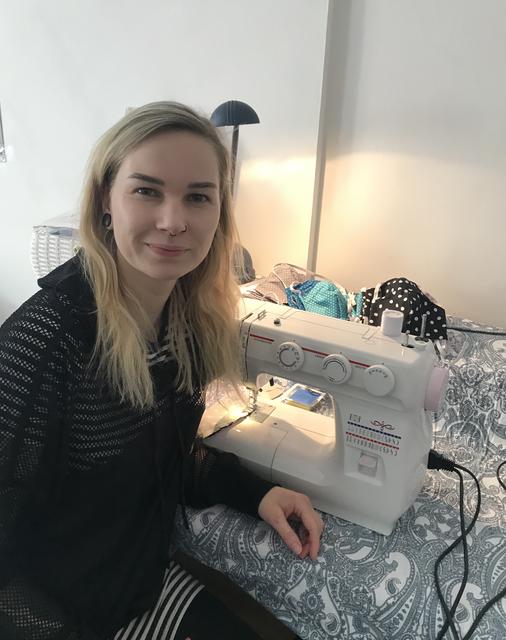 "Wenn wir zusammenhalten, wird alles leichter", sagt Iris Kainberger, die bereits mehr als 85 Masken genäht hat.