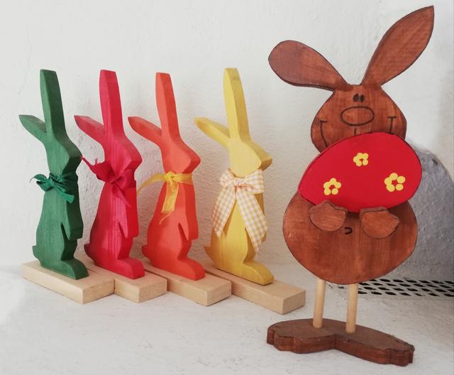 "Diese Hasen hab ich vor ein paar Jahren aus Holz mit der Stichsäge ausgeschnitten, abgeschliffen &amp; lackiert, und jeden mit einem passenden Schleifchen geschmückt. Der Hase rechts steht in der Osterzeit mit dem Osterei in der Hand da, nach Ostern bekommt er eine Blume in die Hände", schreibt Leserin Andrea Ganeider aus Telfs ihrem Oster-Gewinnspiel-Beitrag. | Foto: Andrea Ganeider