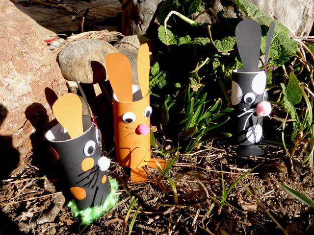Osterhasen aus WC-Papierrollen, gebastelt von den Betreuern des Jugendzentrums St. Johann. | Foto: Nadja Franze