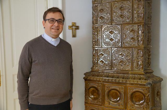 Stadtpfarrer Anton Neger übermittelt Ostergrüße an die WOCHE-Leser. | Foto: Fischer