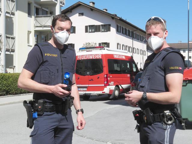 Polizeibeamte nahmen die Brandursache zu Protokoll.
