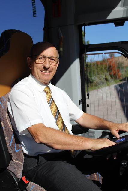 Mit an Bord: Stefan Lueger in seinem Bus.